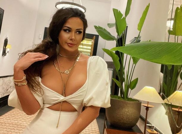 Shkenda Dubova befason … me këtë pozë kaq shumë tregon!