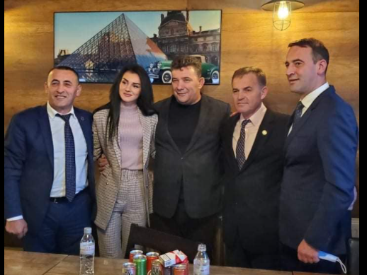 Ismet Shamolli bashkë me gjeneral Daut Haradinaj dhe komandantët Haxhi Shala e Lahi Brahimaj “Së bashku për fitoren e AAK së dhe Ramush Haradinajn President”