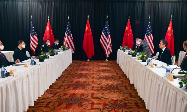 Diplomatët amerikanë e kinezë përplasen me akuza të rënda në Alaskë