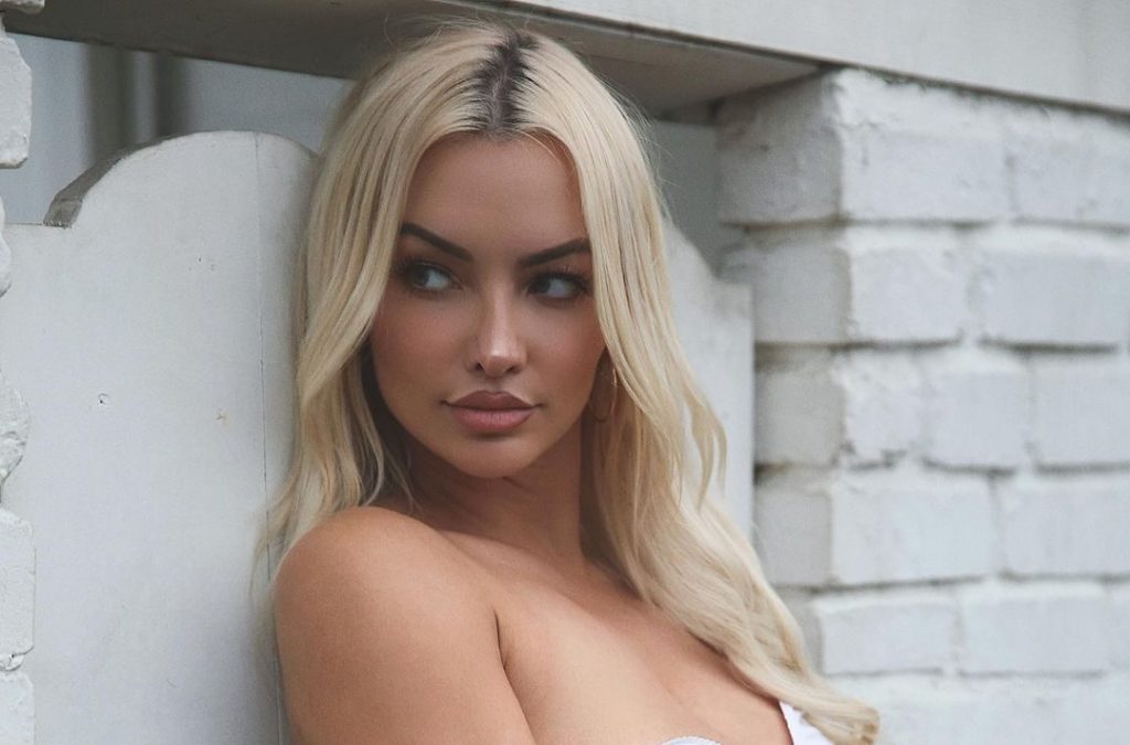 Lindsey provokon keq me pamjen në bikinit e vogla