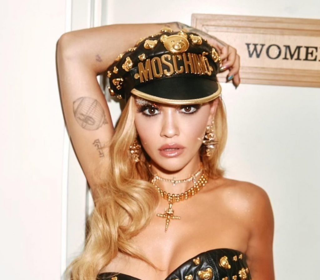 Rita Ora merr vëmendjen teksa vë në pah dekoltenë e saj të bujshme në një veshje lëkure