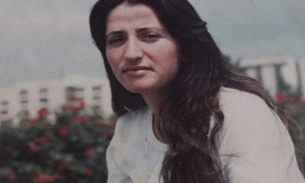 A e dini kush është vajza në foto? Ajo sot është njëra prej këngëtareve më të dashura