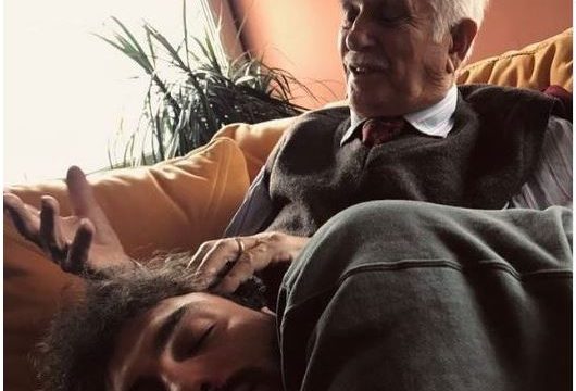 “Kurr ma në prehnin tond gjysh”, Ledri me postim prekës për vdekjen e gjyshit