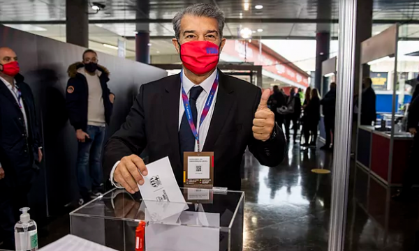 Presidenti i ri i Barcelonës, Joan Laporta, ka bërë me dije se do të udhëtojë me ekipin e tij për në Paris, me shpresë për ta parë skuadrën e vet duke e bërë një rikthim tjetër madhështor kundër PSG-së në Ligën e Kampionëve.  Joan Laporta u zgjodh president i ri i Barcelonës, pas fitores bindëse në zgjedhjet presidenciale të 7 marsit në klubin katalonas, raporton Gazeta Express.  Laporta i mposhti dy kundërshtarët e tij Victor Font dhe Antoni Freixa, duke i fituar 54.28% të votave të dielën.  Laporta do të jetë presidenti i 41-të në historinë e klubit të Barcelonës dhe ky do të jetë mandati i tij i dytë si president.   Barcelona do të përballet me PSG-në në ndeshjen e kthimit të 1/8 së finales në Ligën e Kampionëve këtë të mërkurën, por do ta ketë një mal për ta kapërcyer nëse dëshiron ta arrijë çerekfinalen, pasi e humbi 4:1 ndeshjen e parë në shtëpi.  Por presidenti i ri Laporta do të udhëtojë drejt Parisit për ta përkrahur skuadrën me shpresë se do ta arrijë një tjetër përmbysje të jashtëzakonshme pas asaj të vitit 2016.  “Do të shkojmë në Paris për të parë nëse mund ta arrijmë rikthimin”, tha Laporta pasi i fitoi zgjedhjet presidenciale. /Gazeta Express/