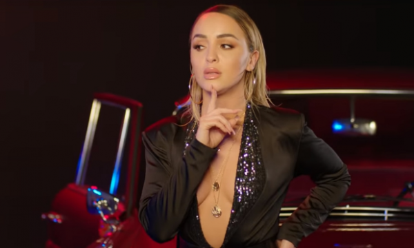 Adelina Berisha publikon këngën “Valla”