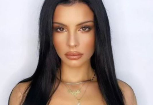 Jasminës ‘pa dashje’ i del gjoksi në fushë