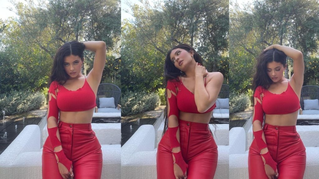 Kylie Jenner mahnitëse në paraqitjen e radhës me veshje ngjyrë të kuqe