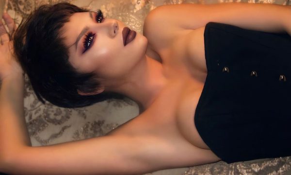 Adelina, pozon si një çikë e re