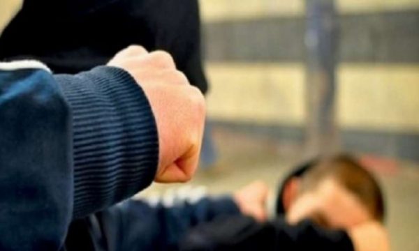 Një grua u rrah nga kunati i saj në Skenderaj, pas tretmanit mjekësor dërgohet në strehimore