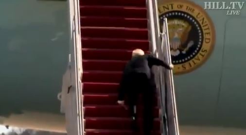 Çka po ndodhë me presidentin Biden, merr në thua dy-tri herë tek sa ngjitet shkalleve të aeroplanit