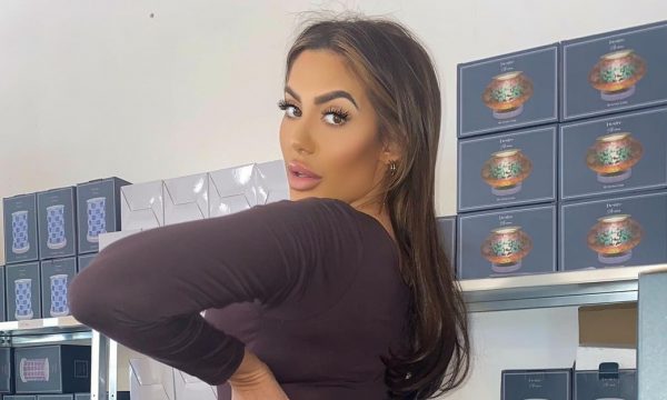 Chloe del pak në diell, tregon gjoksin