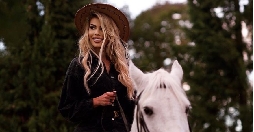 Luana Vjollca vjen me imazhe tërheqëse duke kalëruar