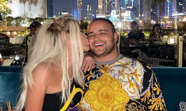 Fjolla arratiset në Dubai, shfaqet e lumtur në krahët e të dashurit