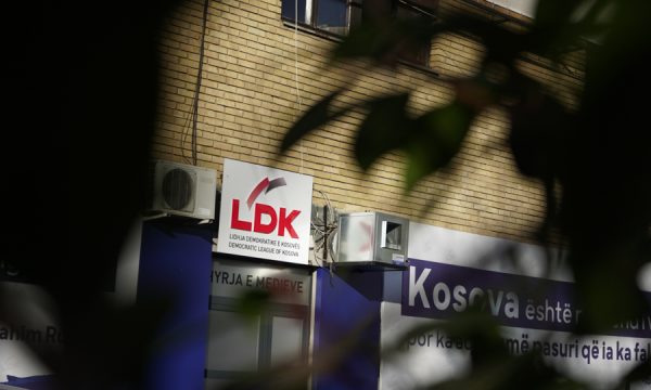 Deputetja e LDK-së nuk ftohet në mbledhjen e kryesisë, reagon me shkrim të gjatë!