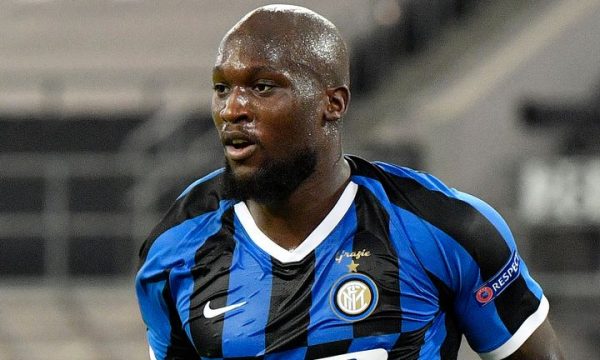Lukaku bëhet me këngë