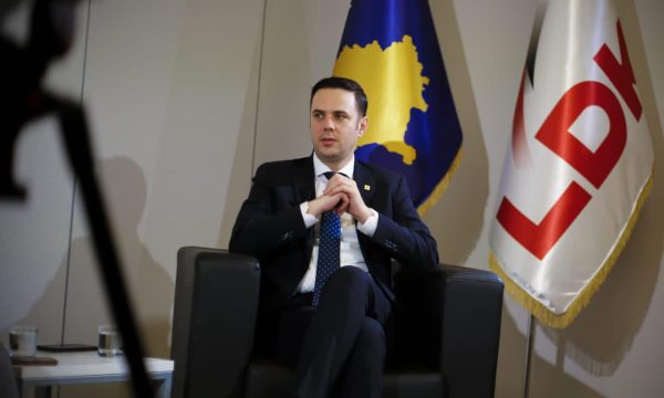 Abdixhiku reagon për krizën energjetike, e quan qeverinë të paaftë, tallëse dhe të vonuar