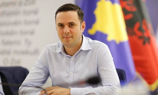 Abdixhiku: S’u përzihem kryetarëve, s’e di as ku është Komuna e Pejës