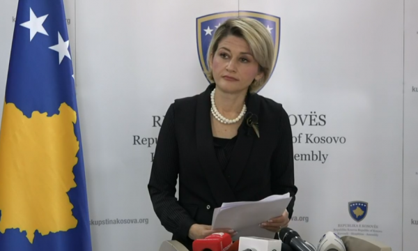 Mimoza Kusari mbush 50 vjet, uron edhe të tjerë, përfshirë diktatorin Enver Hoxha, që e kanë ditëlindjen sot