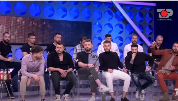 Plas skandali: Ish-konkurenti i Përputhen thotë se e ka puthur në buzë një konkurrent tjetër