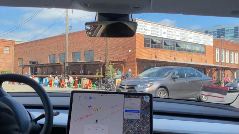 Autopiloti i Tesla: Qesharak, i keq dhe i rrezikshëm
