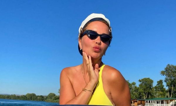 Nënës së Ritës i vjen “vera”, pozon me bikine
