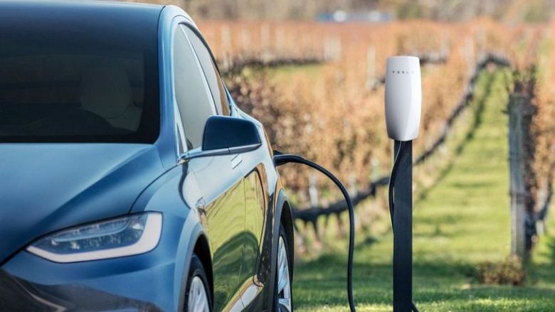 Me makinat elektrike, pronarët do të kursejnë 1000 dollarë në vit – mund të parandalohen edhe dhjetëra mijëra vdekje në SHBA