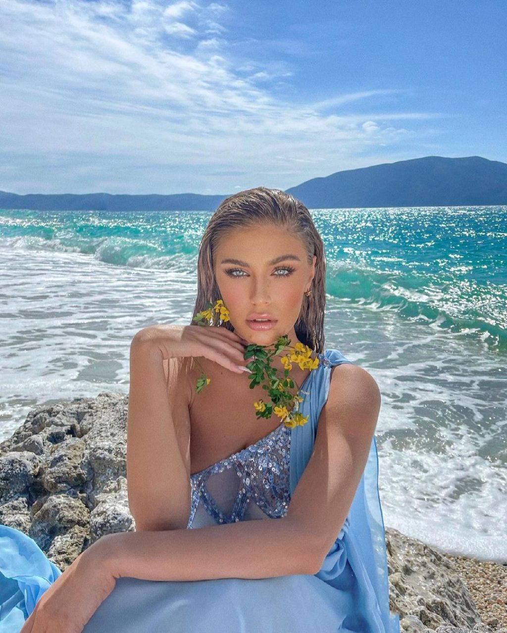 Trejsi Sejdini pozon nga bregdeti për setin e ri fotografik