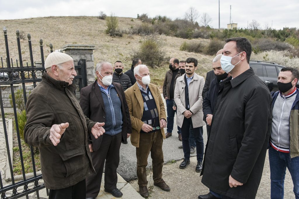 Kryekuvendari Konjufca nderoi të rënët në Sllovi të Lipjanit