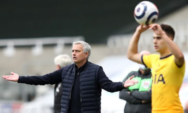 “Trajneri i njëjtë, lojtarë të tjerë” Mourinho e pranon se Tottenhami bën gabime gjithmonë