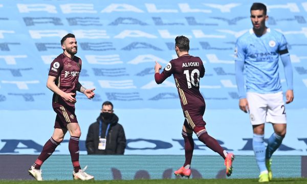 Leedsi me 10 lojtarë e shokon në fund Manchester Cityn