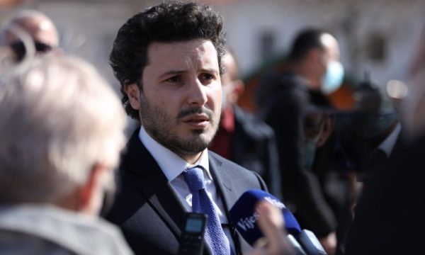 A po bie Qeveria e Malit të Zi? Flet Dritan Abazoviq