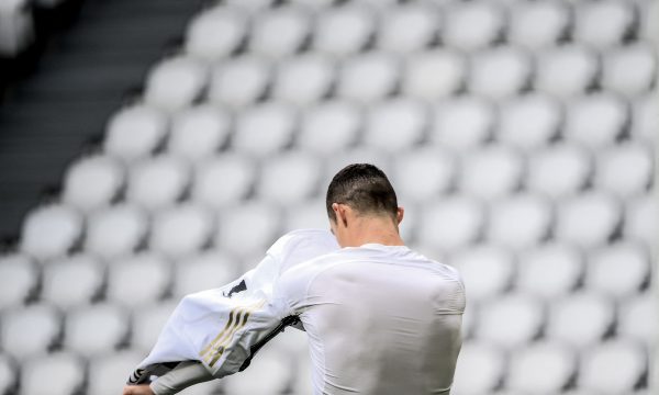 Tërbohet Ronaldo, e hedh fanellën në tokë dhe largohet nga fusha