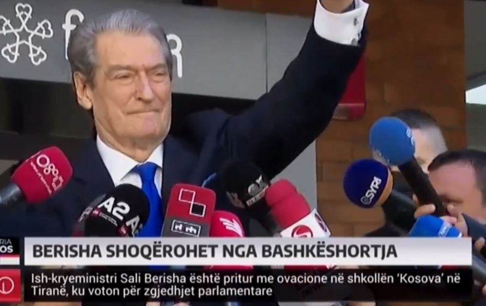 Sali Berisha voton në Tiranë tek shkolla “Kosova”, akuzon Qeverinë e Edi Ramës që s’lejoj emigrantët të votojnë