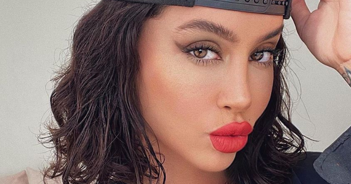 Dafina Zeqiri vë në fokus fytyrën dhe flokët kaqurrela në paraqitjen e fundit