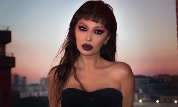 Adelina, futuristike në foton e fundit