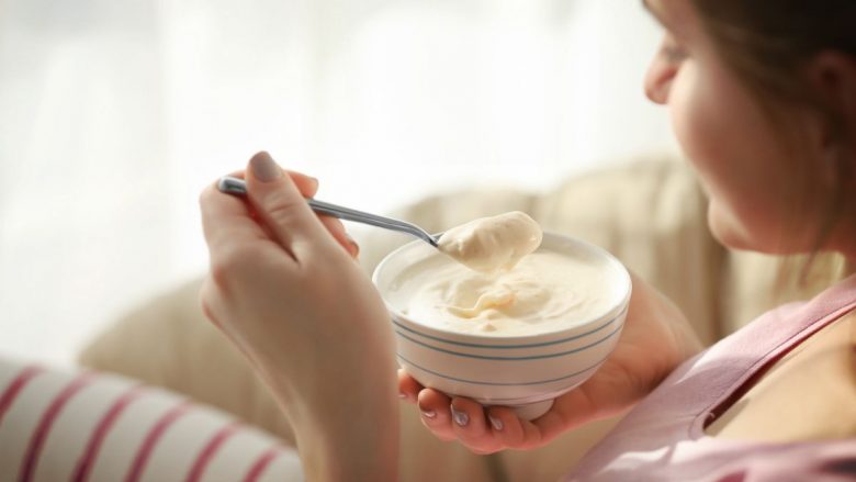 Dieta me kos eliminon pesë-gjashtë kilogramë për dhjetë ditë