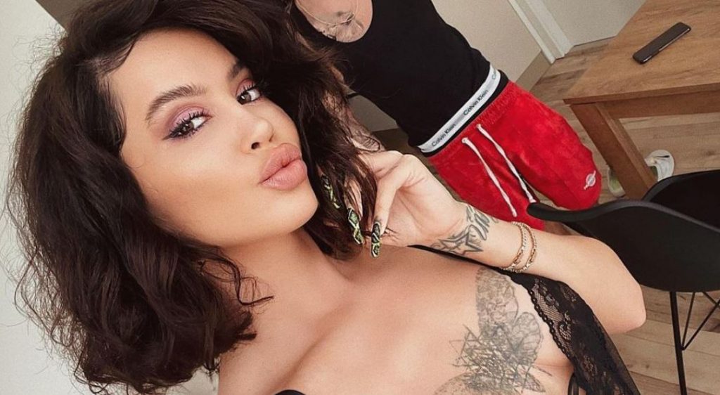 Dafina Zeqiri vjen me fotografi të reja në veshjen provokuese