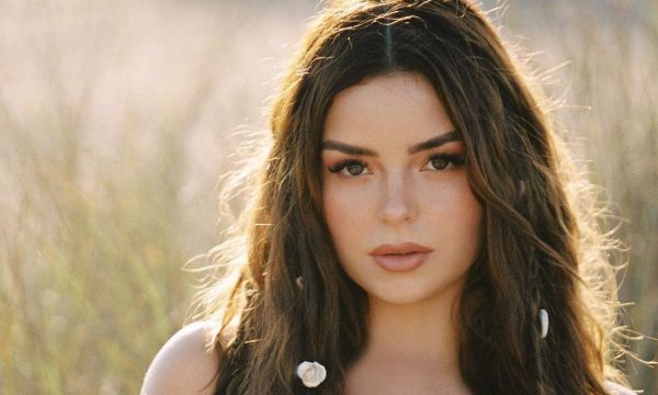 Demi Rose shfaqet atraktive në fustanin rrjetë