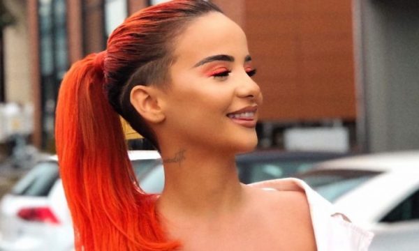 Rina Balaj publikon foto me nënën e saj, duken si binjake