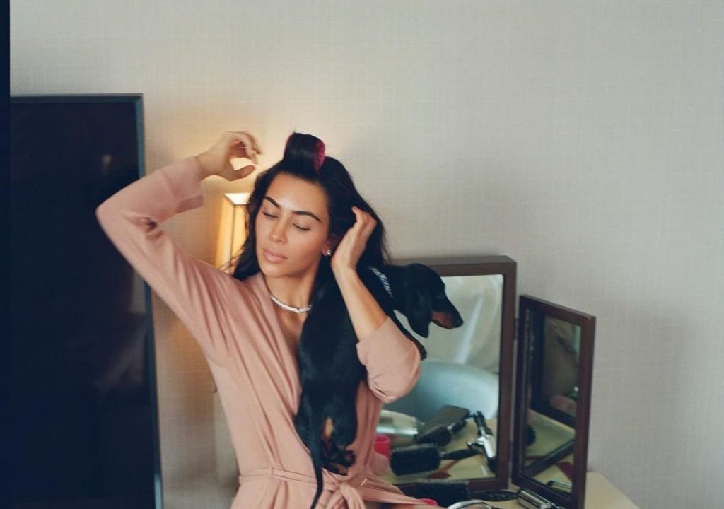 Kim Kardashian merr vëmendjen me linjat trupore në kampanjën e re të SKIMS