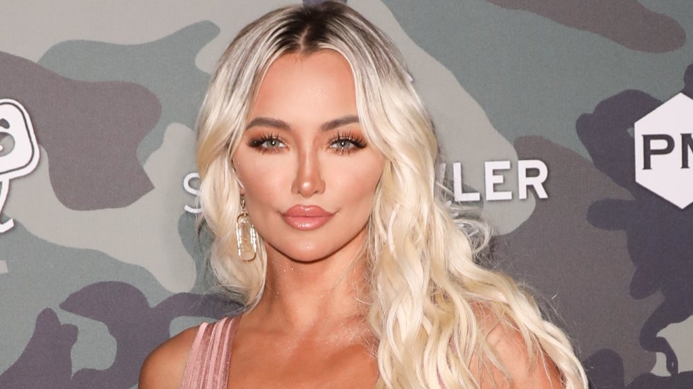 Lindsey Pelas josh ndjekësit duke vënë në pah linjat trupore me bikinit e vogla