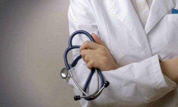 Reagon mjeku i cili u suspendua në Lipjan: EKG-ja në emergjencë s’punonte, familjarët janë dëshmitarë