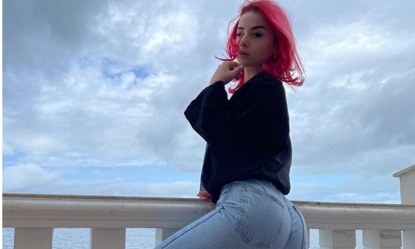 Rina pozon nga prapa duke theksuar të pasmet