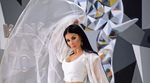 Soni Malaj duket shumë bukur e veshur me të bardha
