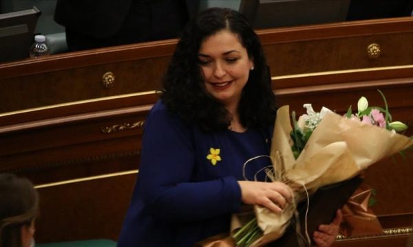 Kështu duket Vjosa Osmani e grimuar nga Sellma