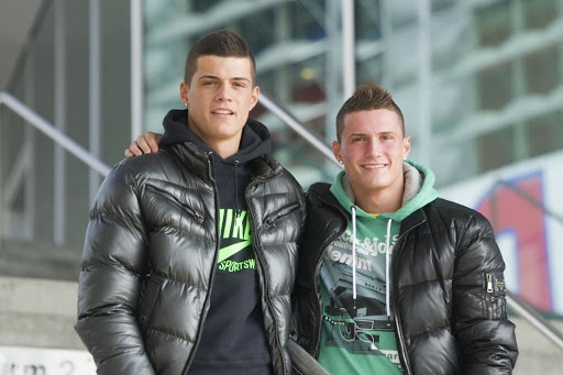Granit e Taulant Xhaka i bëjnë dhuratë babait një veturë luksoze