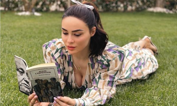 Xhensila tregon gjoksin, derisa shfaqet në kopsht duke lexuar