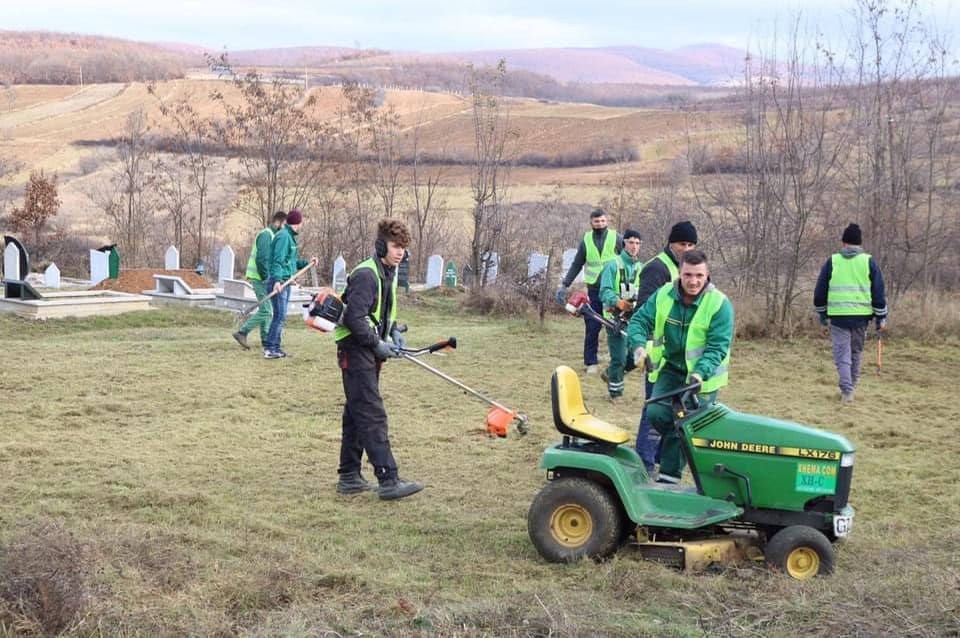 Komuna e Lipjanit vazhdon mirëmbajtjen dhe pastrimin e varrezave në të gjitha vendbanimet