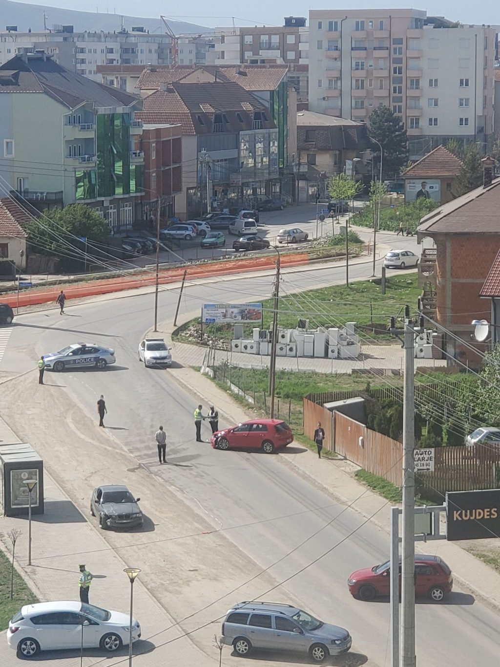 Aksident afër stadionit në Lipjan, bllokohet rruga (FOTO)