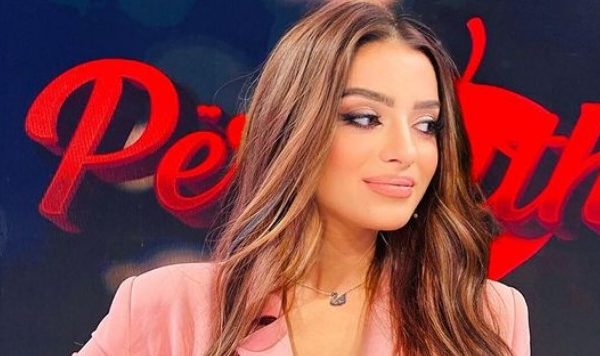 “Dil nga “Për’puthen” se s’ta var njeri aty”, Sindi kapet keq me ndjekësen në Instagram